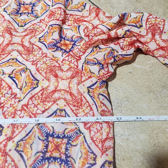 Fig and Flower Patterned Lightweight Tunic Size Large - Picture 9 of 11